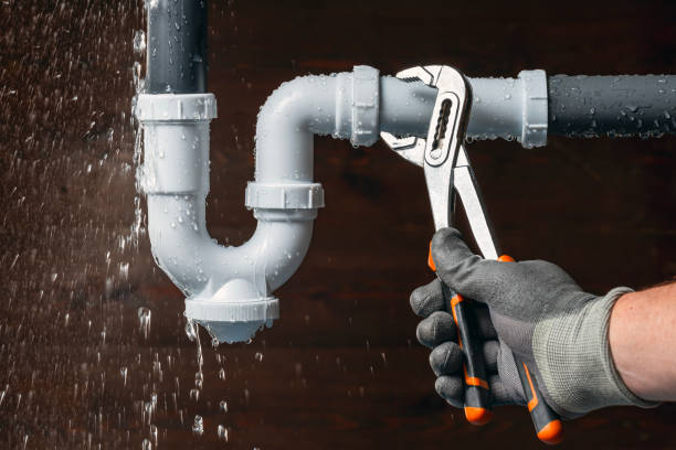 Professional Emergency Plumber technician working in Elwood, NJ